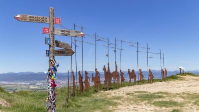 Donejakue Bideko monumentua Erreniegako gainean